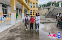 敏捷将该学生送往校医室