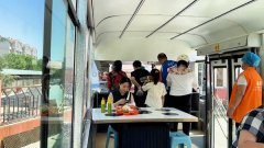 餐时段很多上班族、厂区工人也来采办、就餐